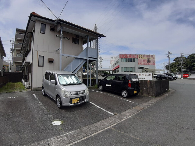 【浜松市中央区曳馬のアパートの駐車場】