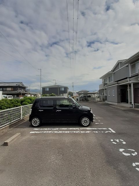 【伊予市下吾川のアパートの駐車場】