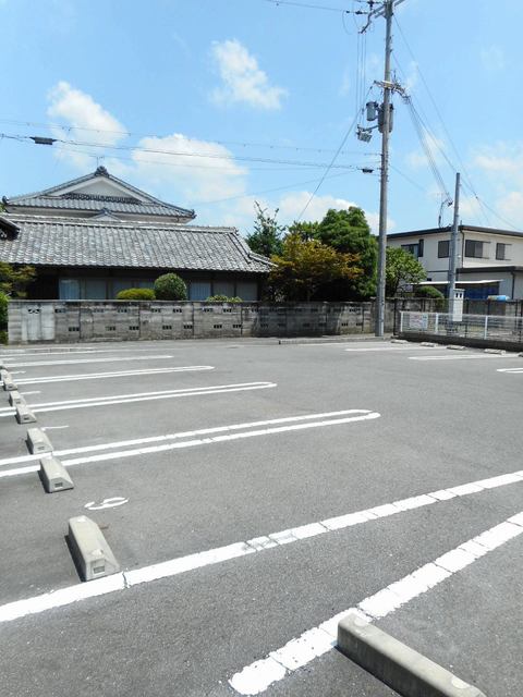 【甲賀市甲南町寺庄のマンションの駐車場】