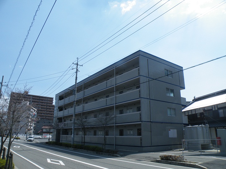 カルフールウエストの建物外観