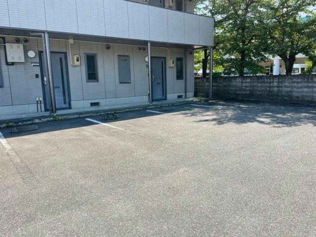 【郡山市小原田のアパートの駐車場】