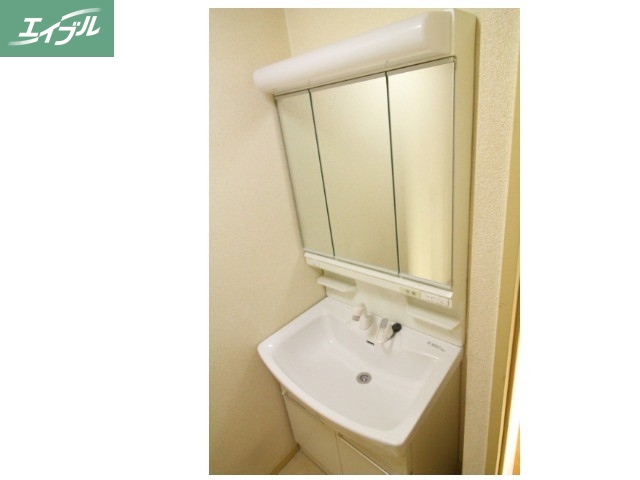 洗面設備　三面鏡