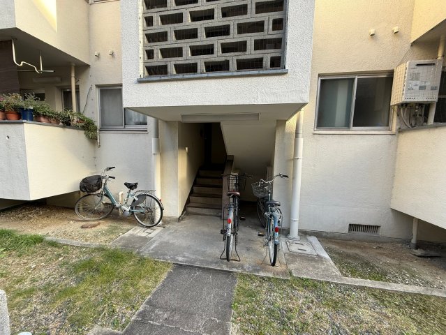 【柏原市旭ケ丘のマンションのエントランス】