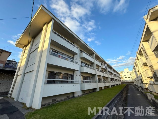 柏原市旭ケ丘のマンションの建物外観