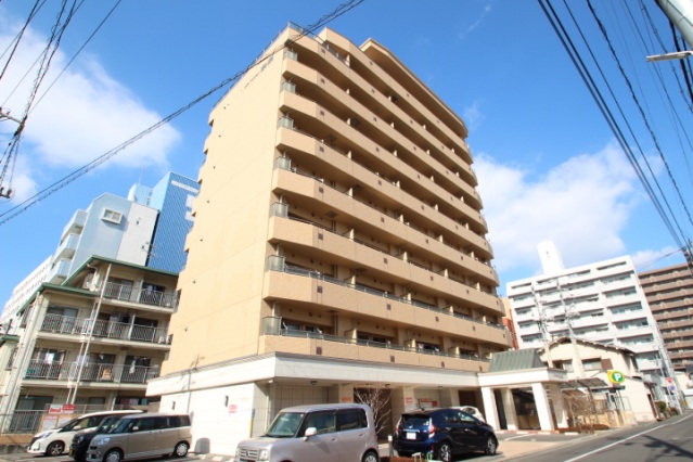 【岡山市北区岡町のマンションの建物外観】