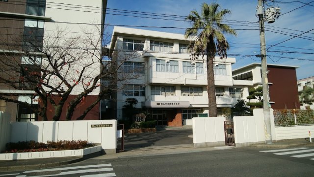 【岡山市北区岡町のマンションの中学校】