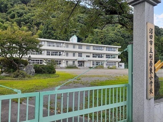 【沼田市久屋原町のアパートの小学校】