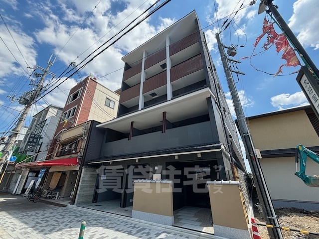 京都市上京区西町のマンションの建物外観