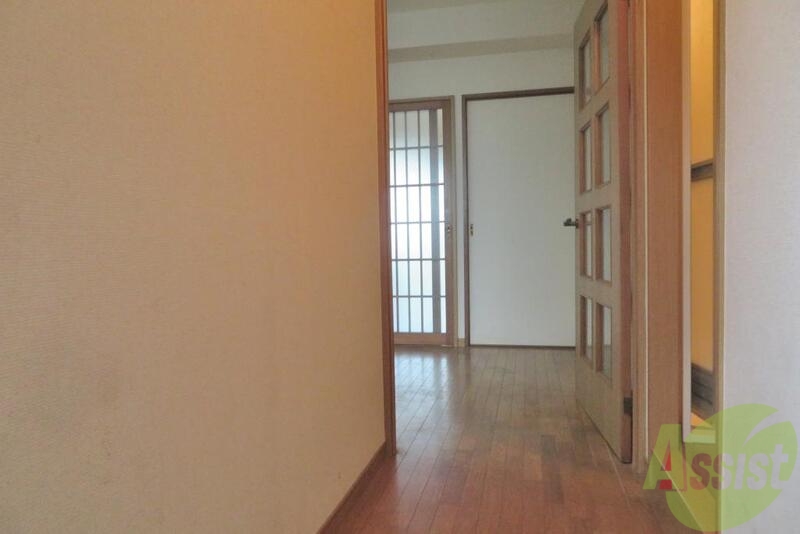 玄関　玄関を入ると右手に脱衣所、正面がダイニングです