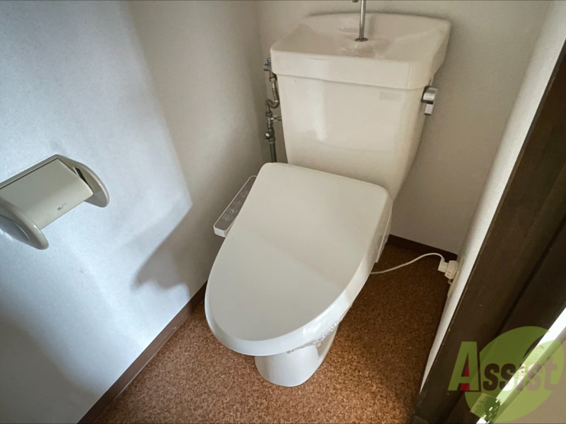 トイレ　こちらがトイレです。洗濯機と浴室の間にあります。