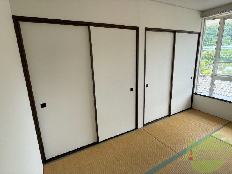 収納　収納は広く、押し入れが２つあり種類を分けて収納できます。