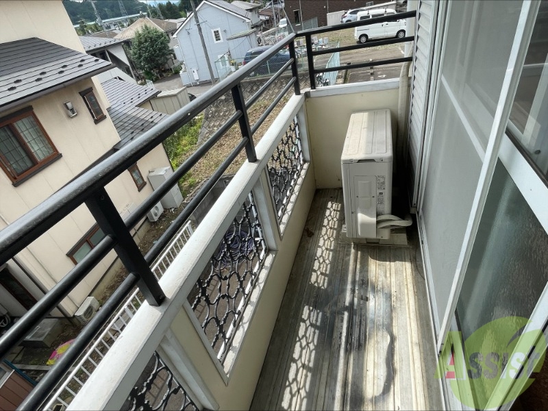 バルコニー　こちらはバルコニーです、日差しが良く入りますね。