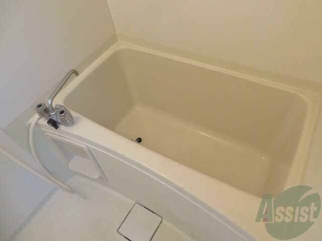 バス・シャワールーム　バストイレ別なのが嬉しいですね。ゆっくりできる広さ。