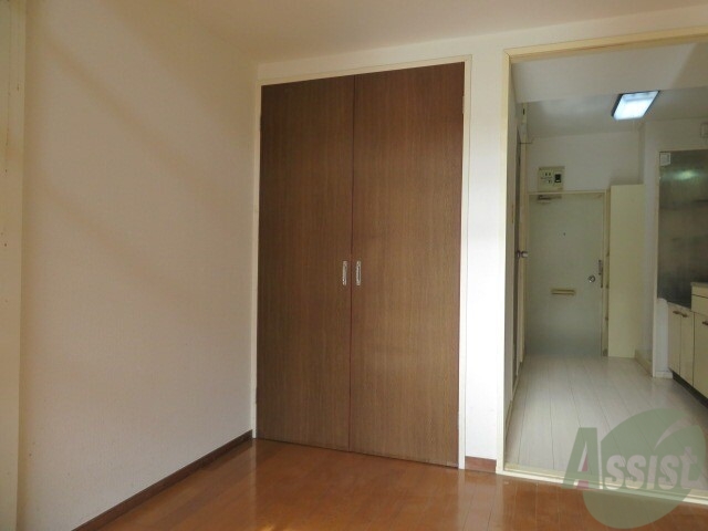 収納　茶色い扉の収納です。リビングルームにあるので便利ですよ。