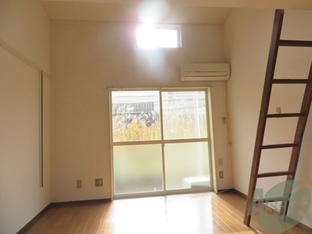 居室・リビング　リビング全体です。天井が高く開放感がありますね。