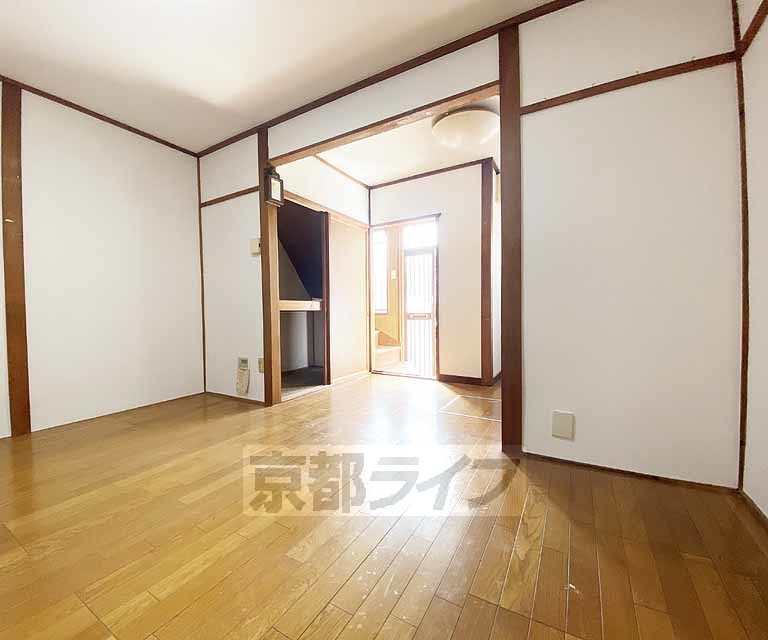 居室・リビング　落ち着いた雰囲気のお部屋です