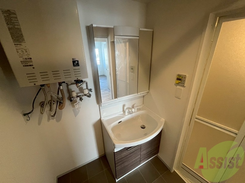 洗面設備　独立洗面台です。大きくてよいですね。シャンプーもできます！