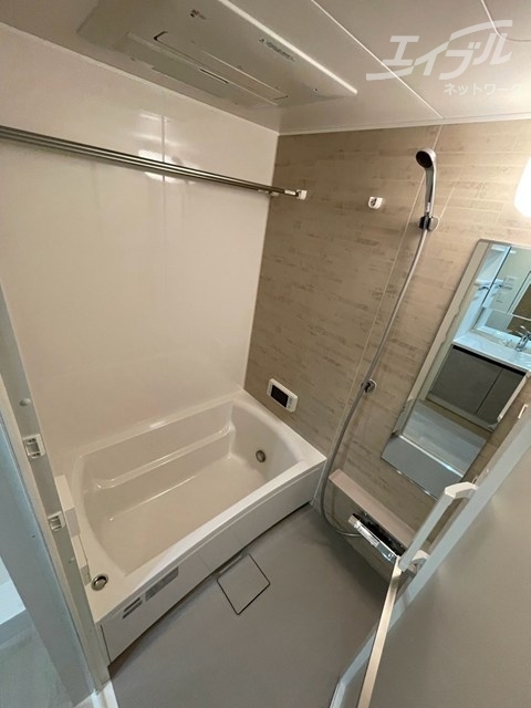 バス・シャワールーム　浴室乾燥機付きのバスルームになります。