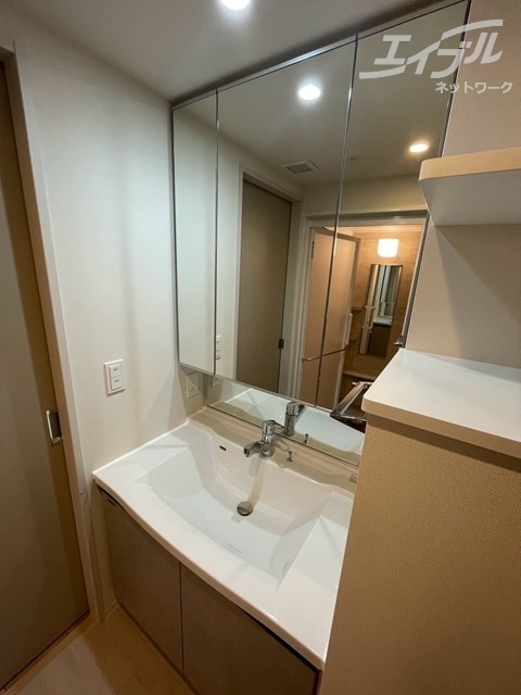 洗面設備　大き目の鏡で収納スペースもあり使いやすい独立洗面台になります