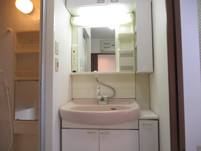 洗面設備　独立洗面化粧台付き。