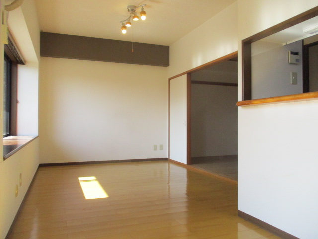 居室・リビング　南面に大きな窓がある、とても明るいリビングです♪