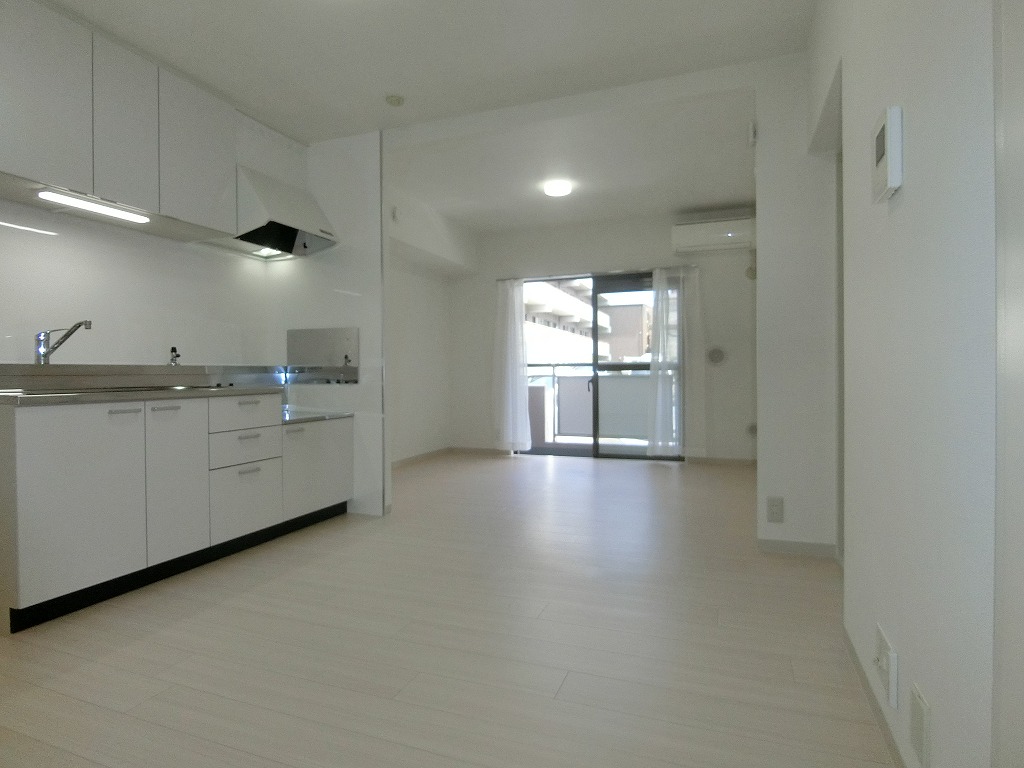 居室・リビング　南東向き陽当り良好のリビング　エアコン館ｂに