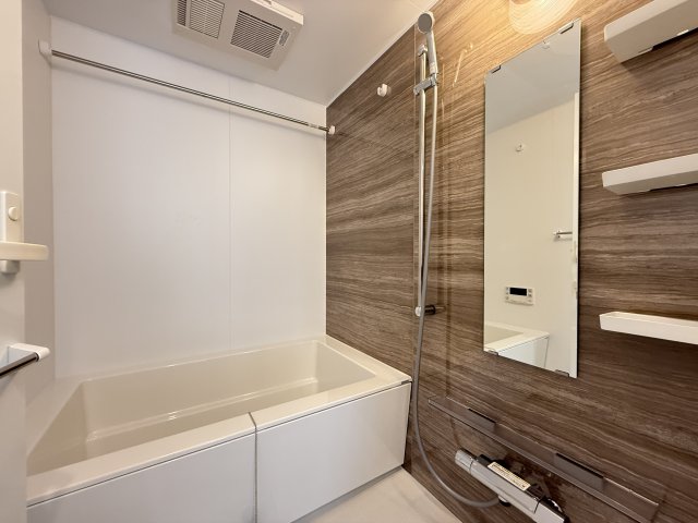 バス・シャワールーム　同型タイプの写真（階数が異なります）。現況優先となります。