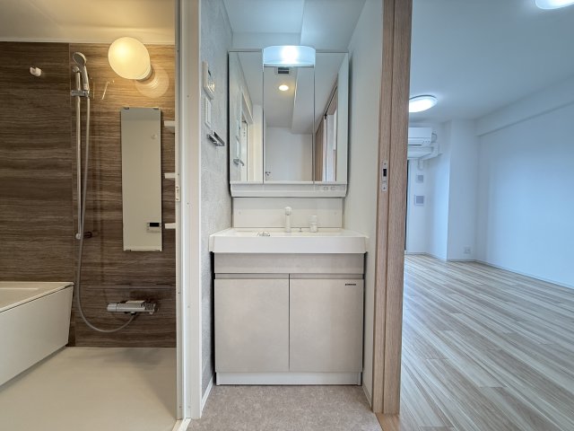 洗面設備　同型タイプの写真（階数が異なります）。現況優先となります。