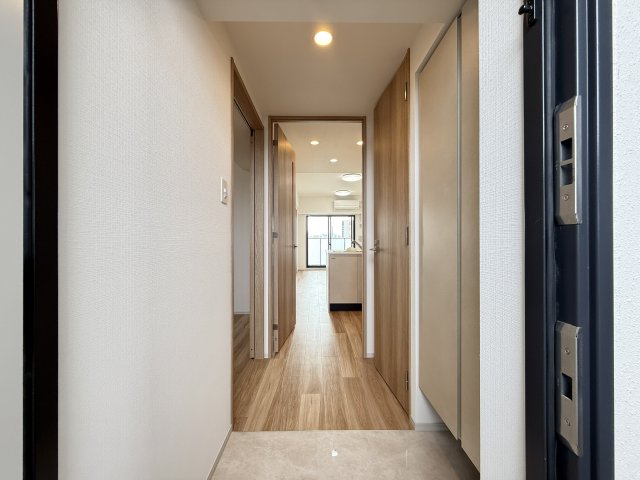 玄関　同型タイプの写真（階数が異なります）。現況優先となります。