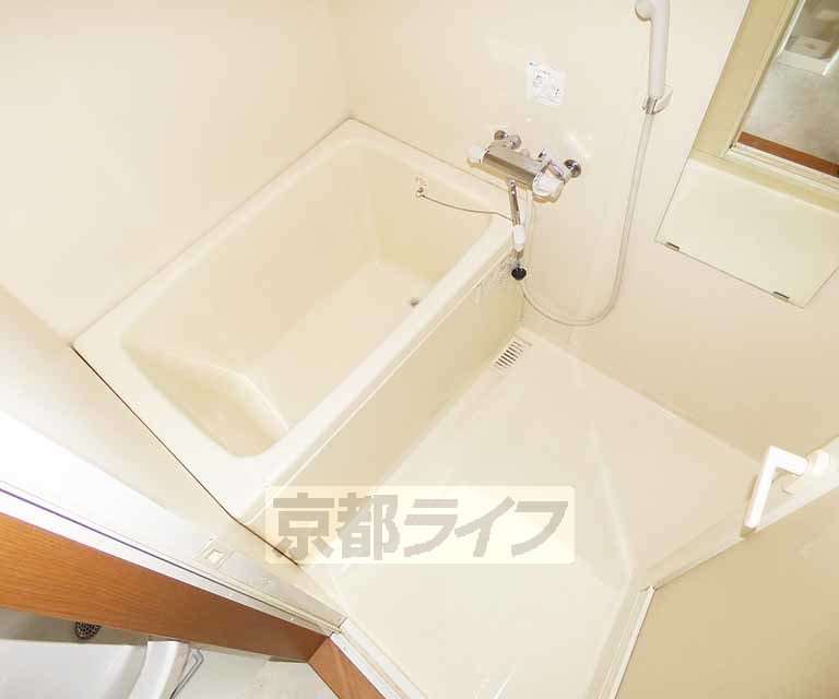 バス・シャワールーム　広く、深さあります。