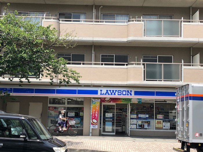 コンビニ　ローソン 横須賀日の出町三丁目店（コンビニ）まで400m