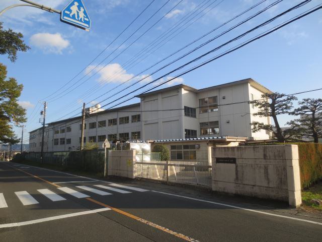 中学校　豊川市立一宮中学校（中学校）まで642m