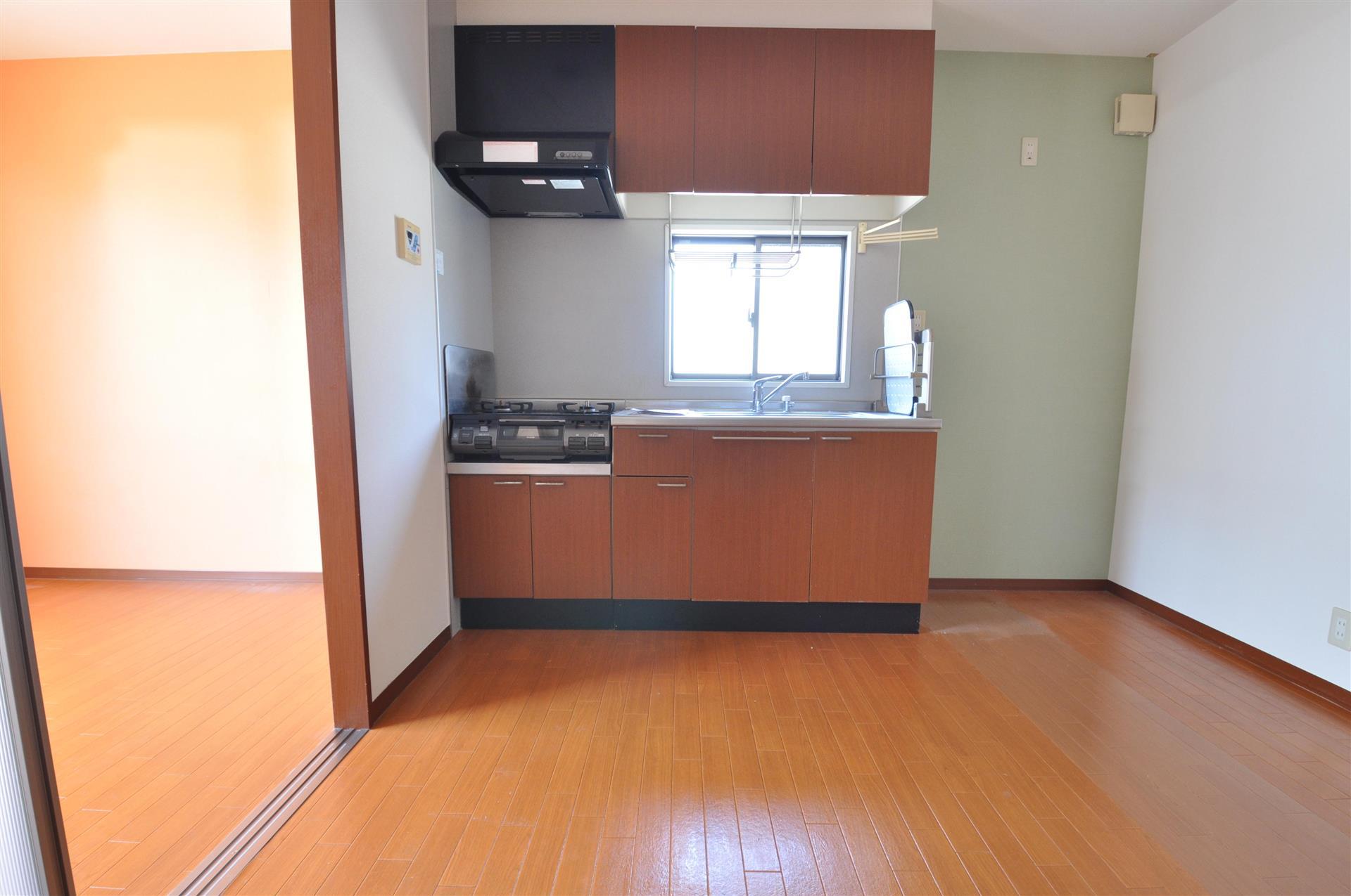 キッチン　小窓付きで手元も明るく助かりますね♪