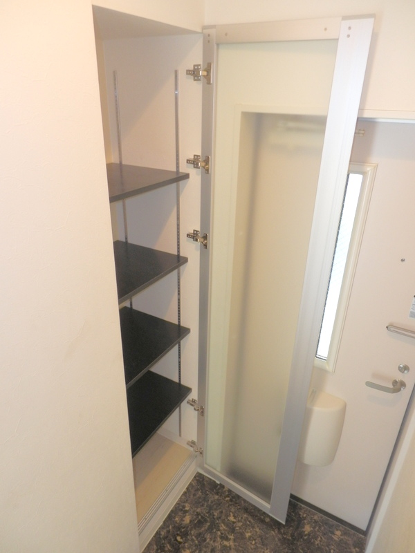 玄関　玄関にも収納があります