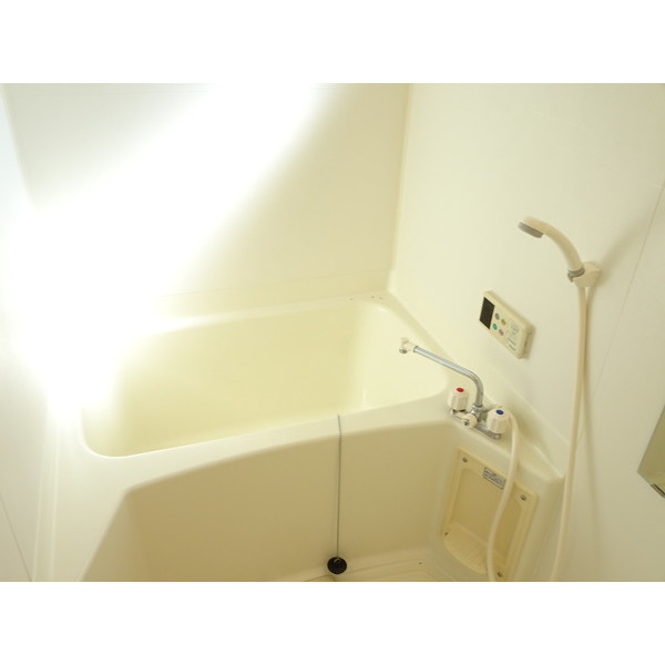 バス・シャワールーム　窓付きのお風呂です