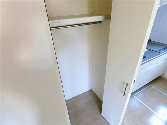 収納　洋服を収納できる、丈の長いクローゼットです。