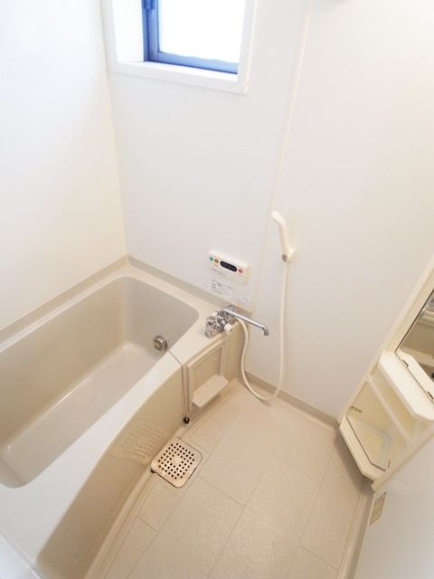 バス・シャワールーム　☆追い焚きも窓もあるキッチン☆