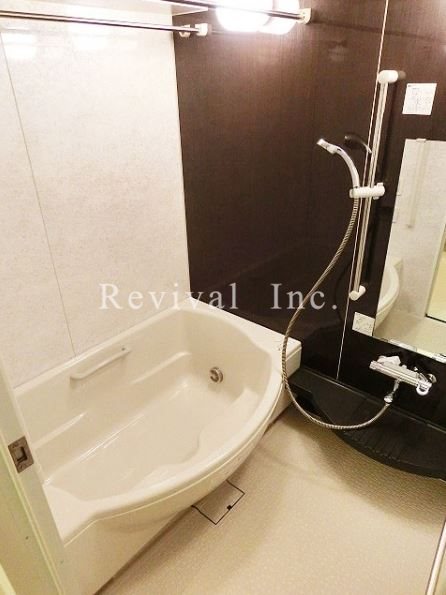 バス・シャワールーム　追い焚き・浴室乾燥完備でございます