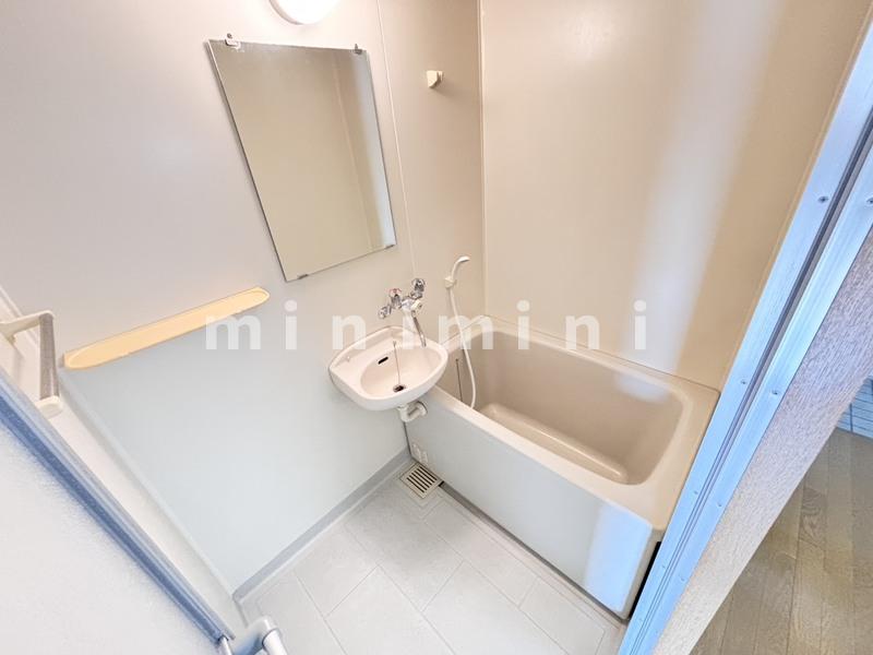 バス・シャワールーム　※写真は別号室のものですので現状優先させていただきます。