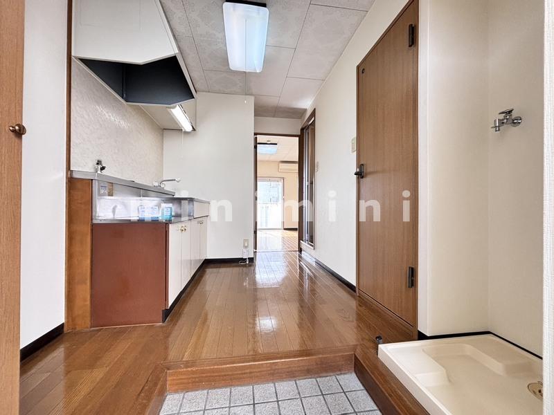 玄関　※写真は別号室のものですので現状優先させていただきます。