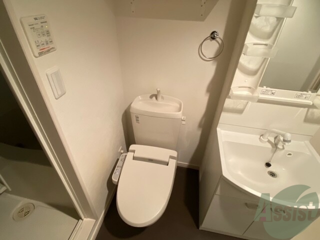 トイレ　トイレあお風呂と洗面台の間にあります、ウォシュレットです