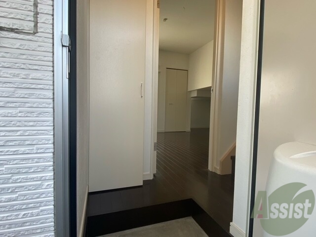 玄関　玄関を入るとシューズボックス、奥に見えるのがリビングです