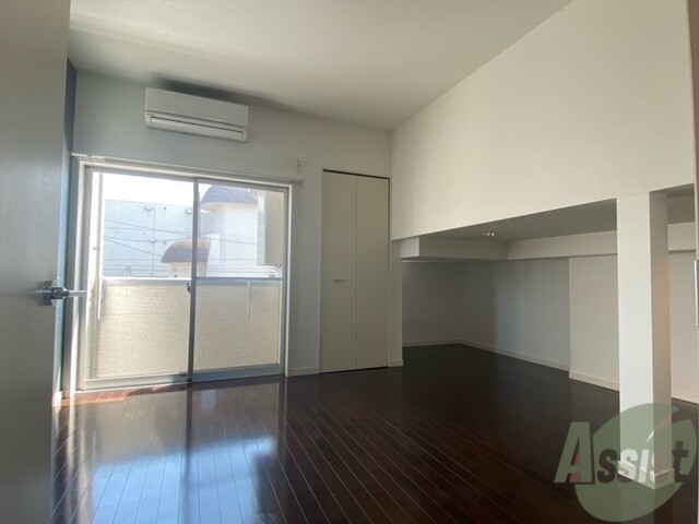 居室・リビング　サービスルームと一体のリビング、陽当り良好ですね