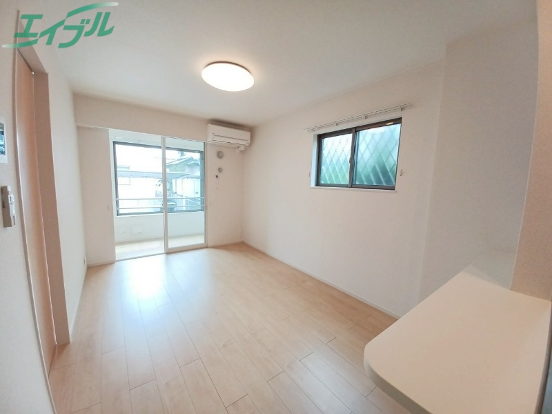 居室・リビング　同型参考写真です。