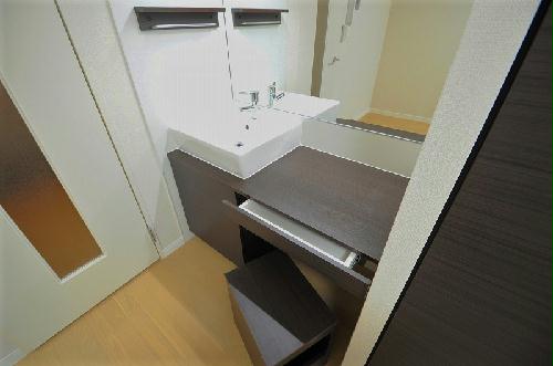 洗面設備　お部屋によって壁の色が違う場合がございます。