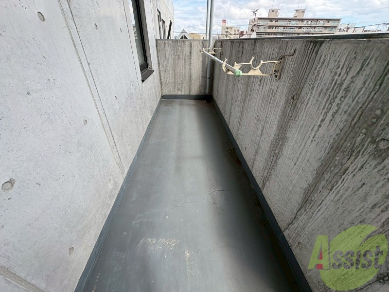 バルコニー　バルコニーは幅があり、広い印象を受けました。