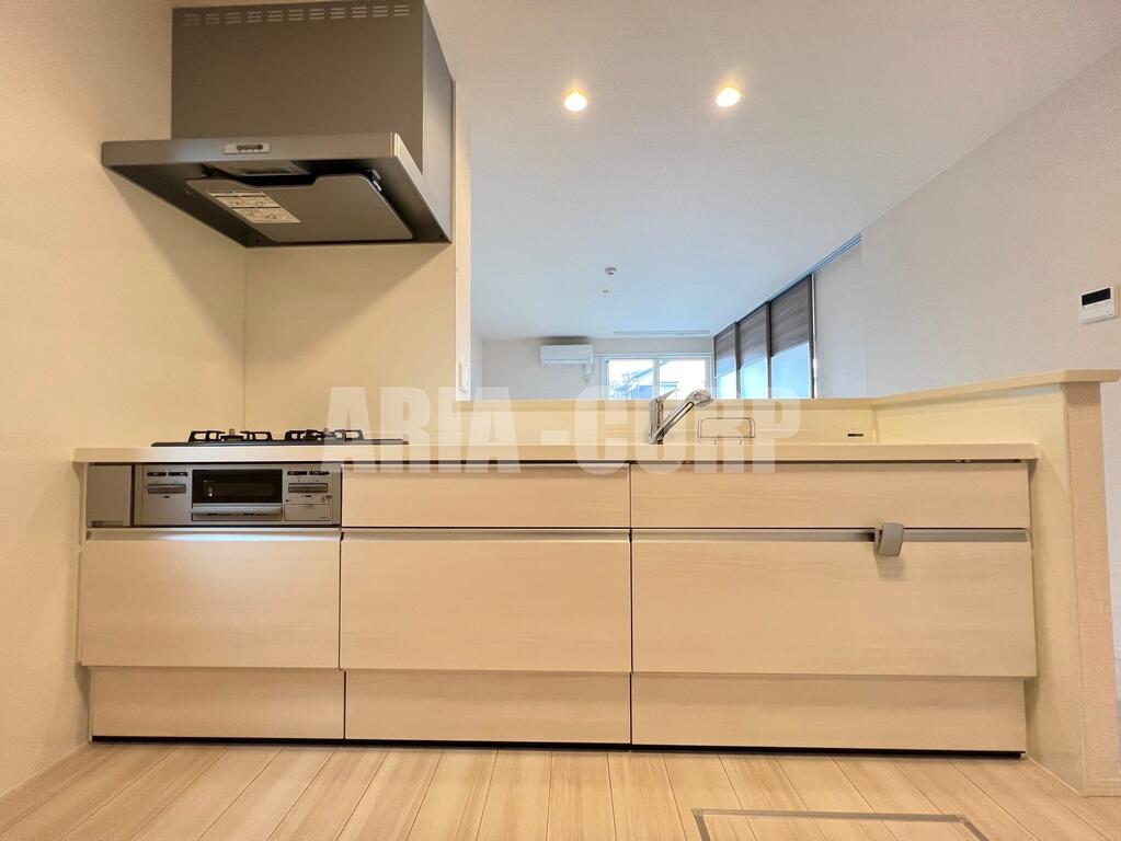 キッチン　システムキッチン３口コンロ、グリル付き♪