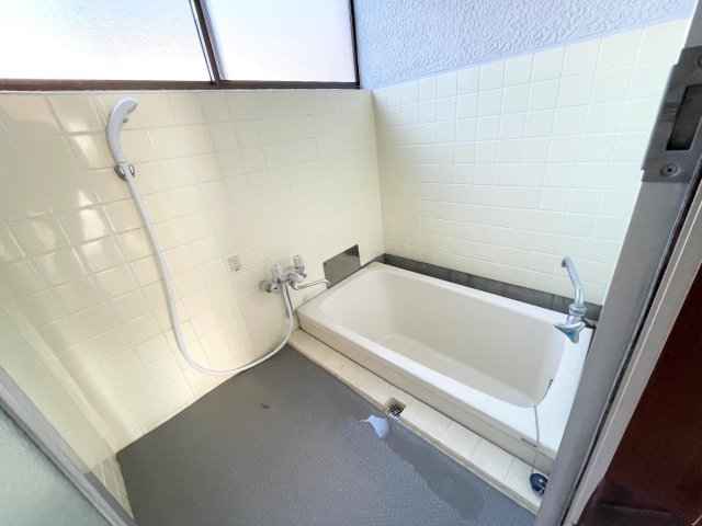 バス・シャワールーム　清潔感がある広々浴室