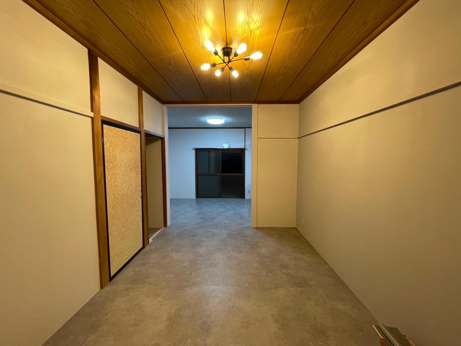 居室・リビング　オシャレな照明があるリビング