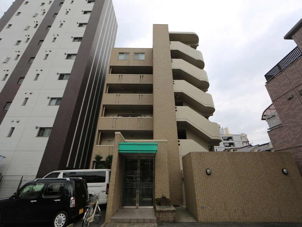 建物外観　外観　オートロック　防犯カメラ　敷地内平面駐車場